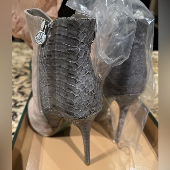 Luxury Green Bottom Chaneli Womens
Feather Suede Snakeskin Ankle Boots, 8.5 - Picture 7 of 10